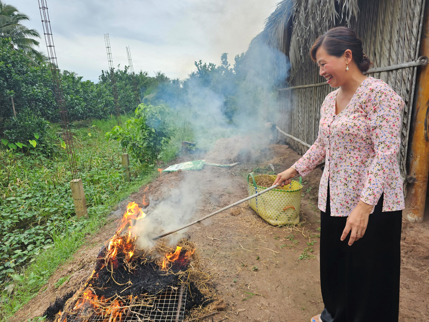 Người dân dùng rơm nướng trứng vịt bọc đất sét.