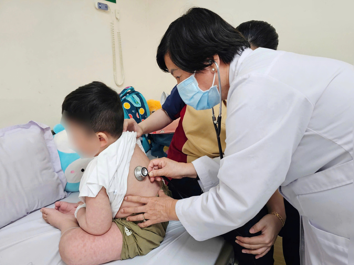 Bác sĩ Bệnh viện Hoàn Mỹ Cửu Long khám bệnh cho bé T. N. H. M bị sởi biến chứng viêm phổi.
