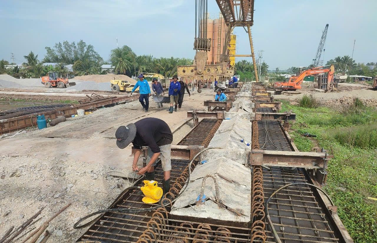 Công nhân tất bật trên công trường cao tốc Châu Đốc - Cần Thơ - Sóc Trăng, đoạn tại xã Đông Thắng, huyện Cờ Đỏ, TP. Cần Thơ. Công nhân tất bật trên công trường cao tốc Châu Đốc - Cần Thơ - Sóc Trăng, đoạn tại xã Đông Thắng, huyện Cờ Đỏ, TP. Cần Thơ.