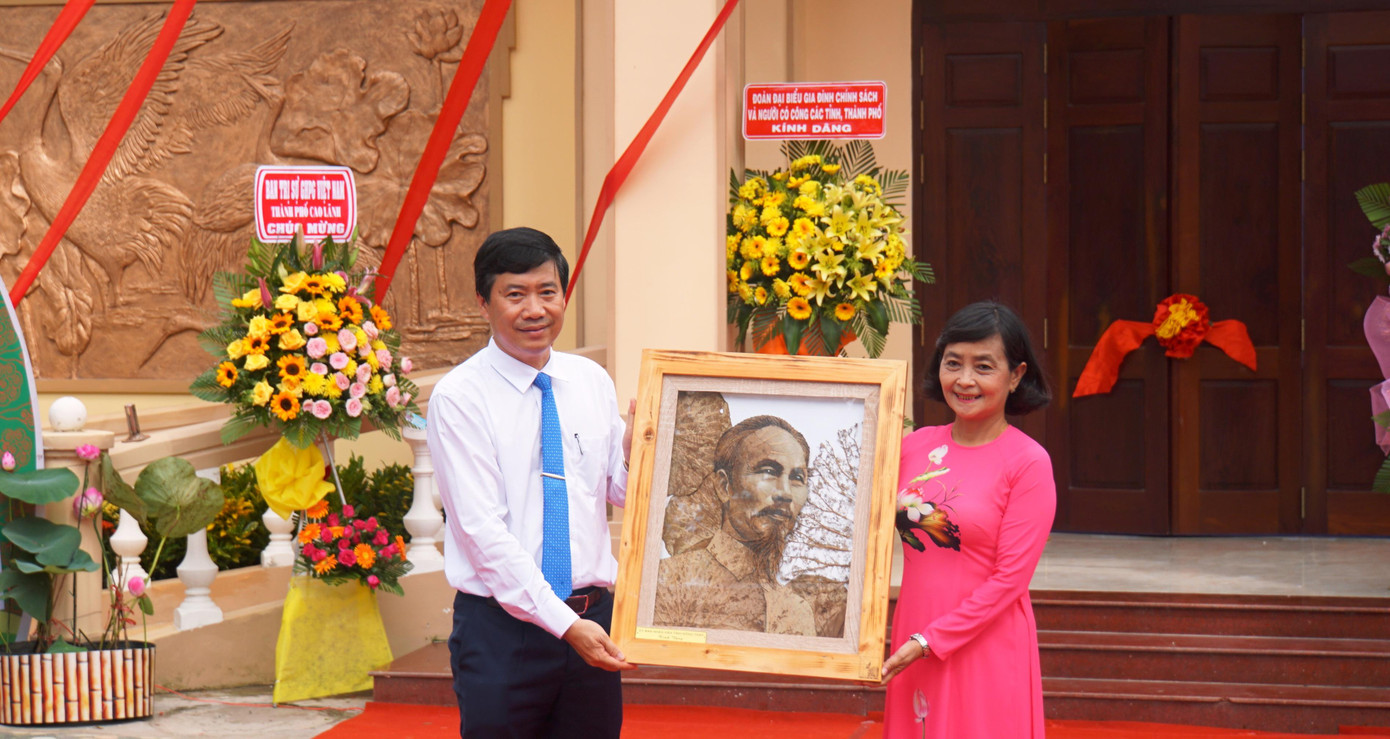 Chủ tịch UBND tỉnh Đồng Tháp Phạm Thiện Nghĩa tặng tranh Bác Hồ cho Lãnh đạo Khu di tích Nguyễn Sinh Sắc. - Ảnh: Hòa Hội
