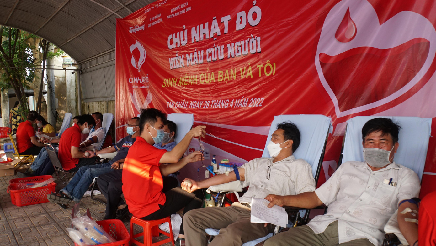 Ông Nguyễn Văn Thích cầm xấp chứng nhận hiến máu trên tay