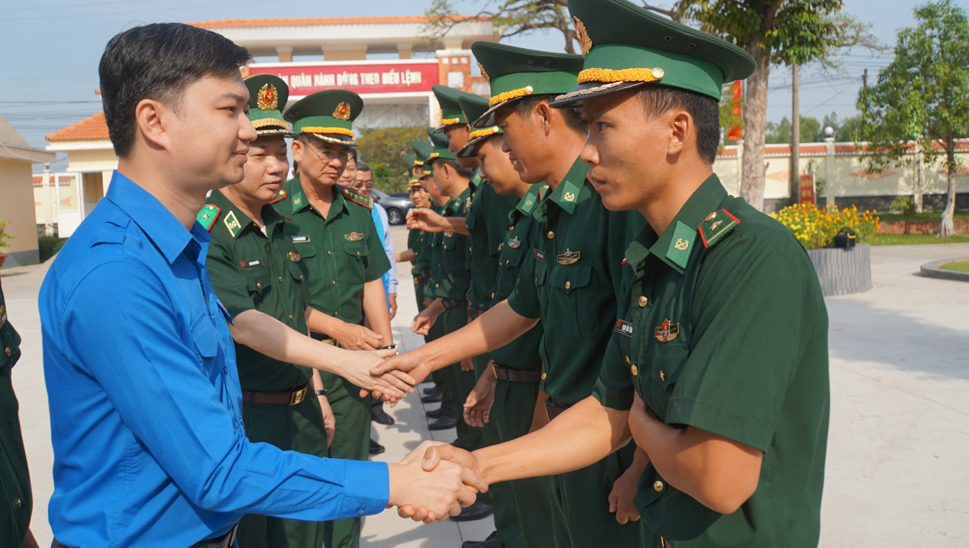 Anh Nguyễn Minh Triết động viên các chiến sĩ đồn biên phòng Phú Mỹ, huyện Giang Thành, tỉnh Kiên Giang. Ảnh: Hòa Bình Anh Nguyễn Minh Triết động viên các chiến sĩ đồn biên phòng Phú Mỹ, huyện Giang Thành, tỉnh Kiên Giang. Ảnh: Hòa Bình