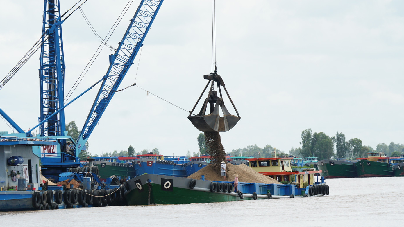 Khai thác cát trên sông Tiền giáp ranh giữa Đồng Tháp và An Giang. Ảnh: Hòa Hội.