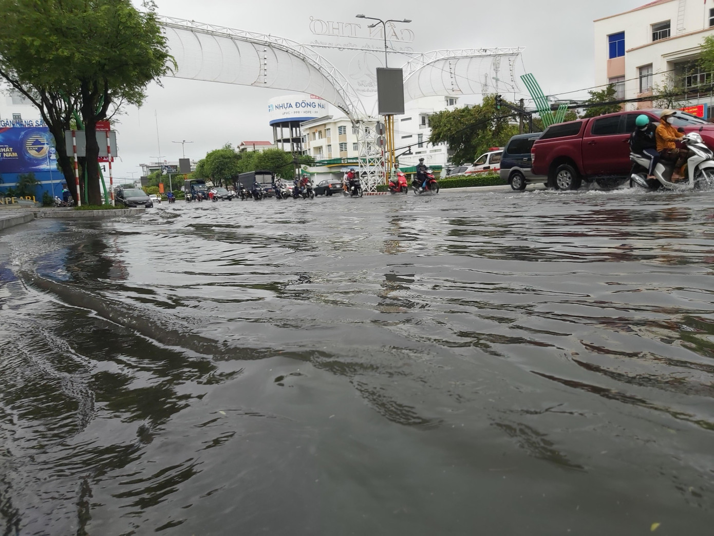 Một phần tuyến đường 30/4 bị ngập nước. - Ảnh: Hòa Hội