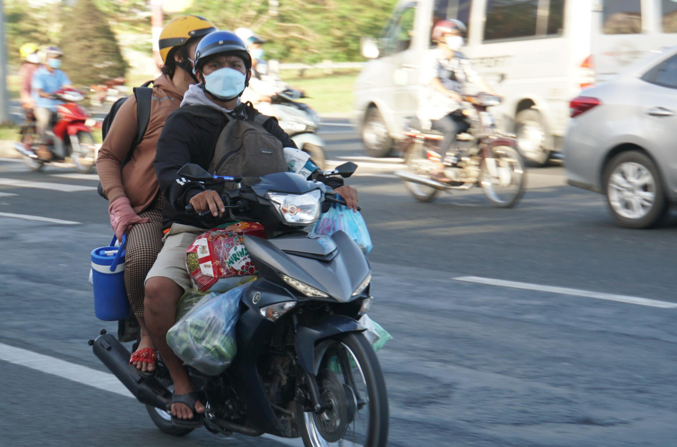 Anh Nguyễn Văn Sang ở xã Long Thạnh, huyện Phụng Hiệp, tỉnh Hậu Giang cùng vợ chạy xe gắn máy trở lại TP.HCM. Anh cho biết, về quê từ 28 Tết, đến mùng 5 quay trở lại TPHCM, nghỉ ngơi 1 hôm để hôm sau làm việc. Anh làm công việc chạy xe tải thuê cho công ty, còn vợ làm công nhân may, thuê trọ sống qua ngày. - Ảnh: Hòa Hội