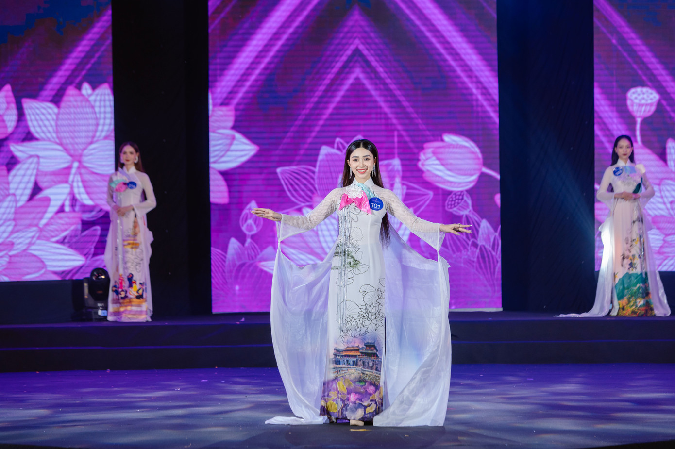 Thí sinh trình diễn thi áo dài.