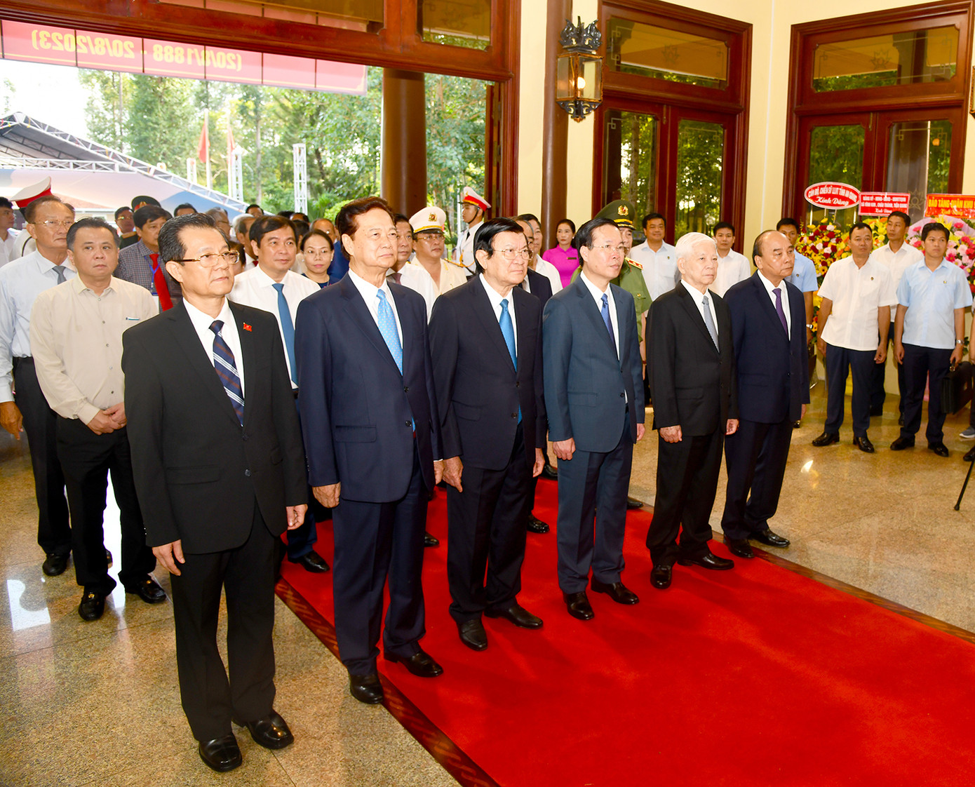 Chủ tịch nước Võ Văn Thưởng, cùng lãnh đạo, nguyên lãnh đạo Đảng, Nhà nước dâng hương, dâng hoa nhân kỷ niệm 135 năm Ngày sinh Chủ tịch Tôn Đức Thắng. Ảnh: Cổng TT ĐT AG.