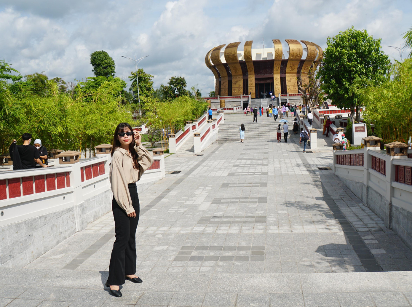 Các bạn trẻ chụp ảnh lưu niệm. - Ảnh: Hòa Hội