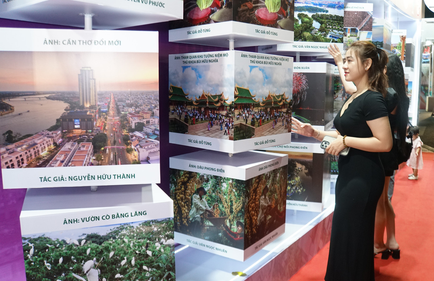 Bạn trẻ tham quan triển lãm ảnh du lịch TP.HCM - ĐBSCL. Ảnh: Hòa Hội