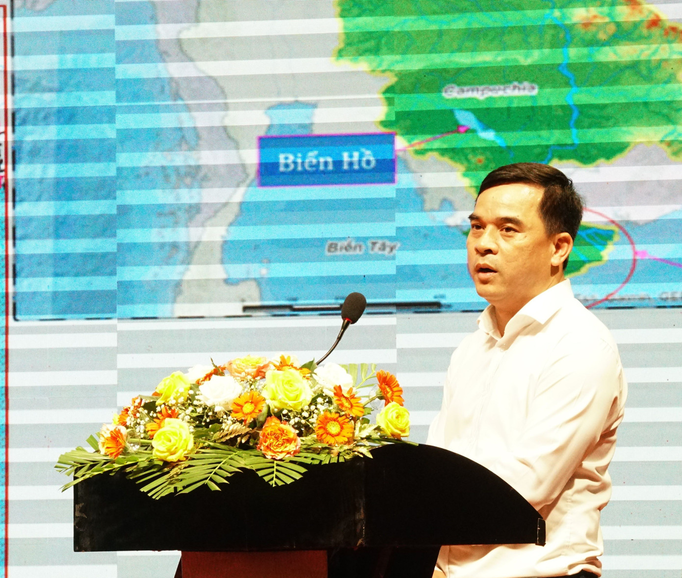 Ông Nguyễn Hồng Hiếu, Phó Cục trưởng cục Quản lý Tài nguyên nước (Bộ TN&amp;MT) phát biểu tại hội thảo. Ảnh: Hòa Hội