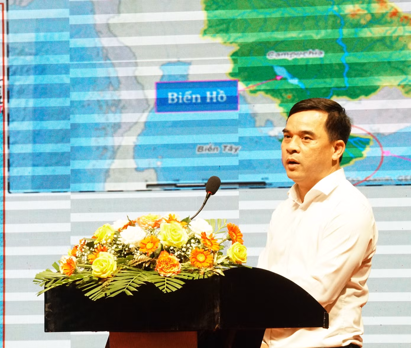 Ông Nguyễn Hồng Hiếu, Phó Cục trưởng cục Quản lý Tài nguyên nước (Bộ TN&amp;MT) phát biểu tại hội thảo. Ảnh: Hòa Hội