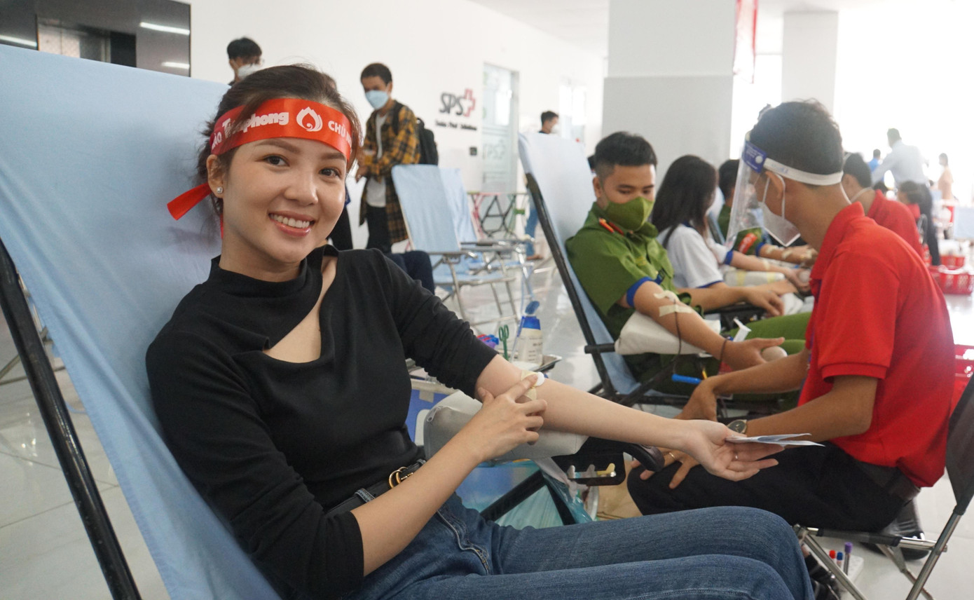 Lãnh đạo Thành đoàn, Hội chữ thập đỏ TP Cần Thơ cùng Hoa khôi Huỳnh Thúy Vi