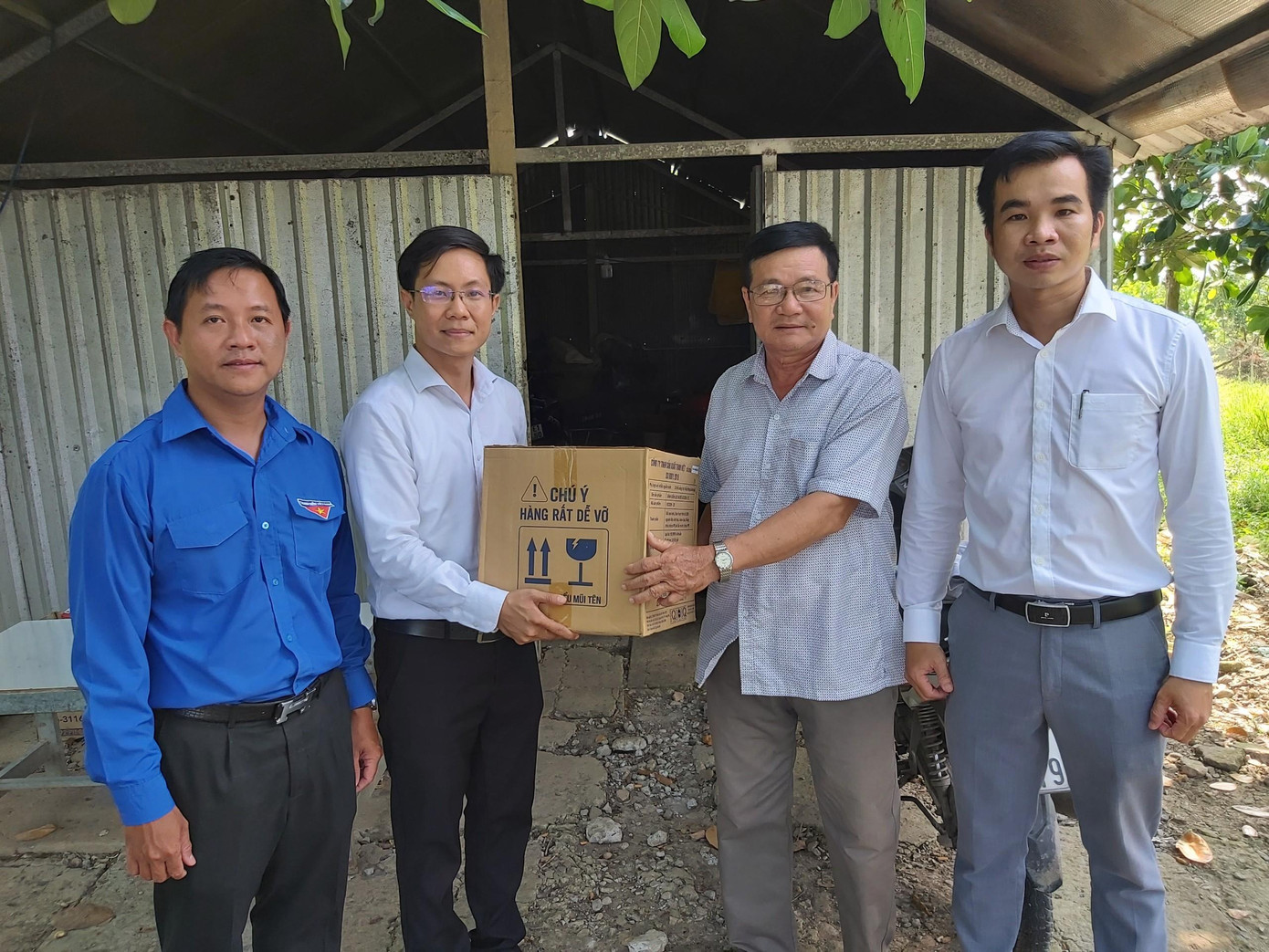 Trao tặng bình lọc nước sạch cho người dân xã Thới Hưng (Cờ Đỏ, TP Cần Thơ). - Ảnh: Hòa Hội