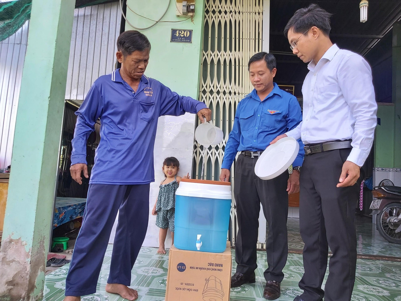 Người dân sử dụng bình lọc nước sạch