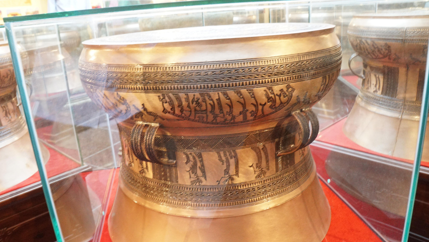 Trống đồng được các nghệ nhân đến từ Thanh Hóa đến đúc 9 trống đồng mang tên Cửu Long. - Ảnh: Hòa Hội