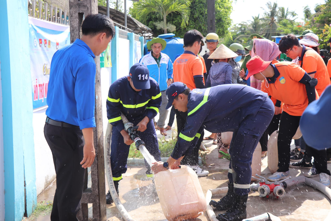 Đây là hoạt động nhằm chia sẻ những khó khăn của người dân vùng hạn mặn, nhất là trong tình hình hạn mặn kéo dài, ảnh hưởng không nhỏ đến tình hình sản xuất, sinh hoạt của người dân Bến Tre.