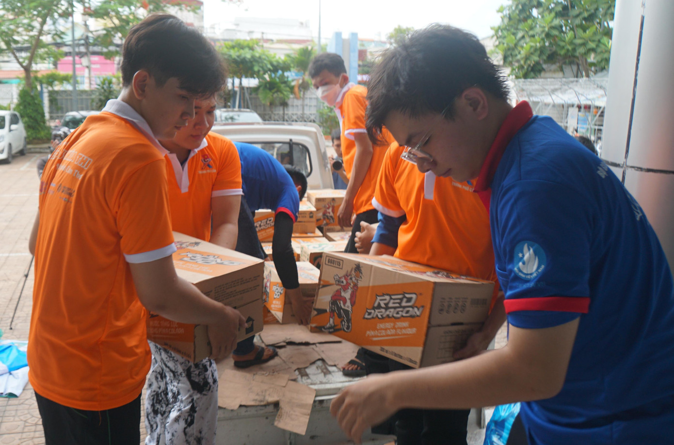 Tình nguyện viên vận chuyển nước uống và dụng cụ phục vụ Tiếp sức mùa thi về quận, huyện. - Ảnh: Hòa Hội