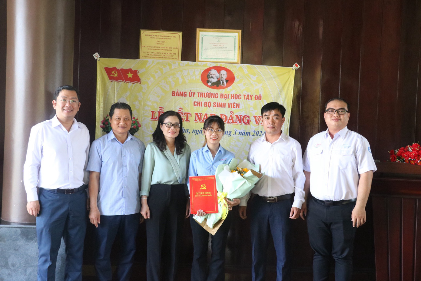 Bạn Nguyễn Thị Tố Trinh – Sinh viên trường ĐH Tây Đô (áo xanh cầm hoa) vinh dự được kết nạp Đảng.