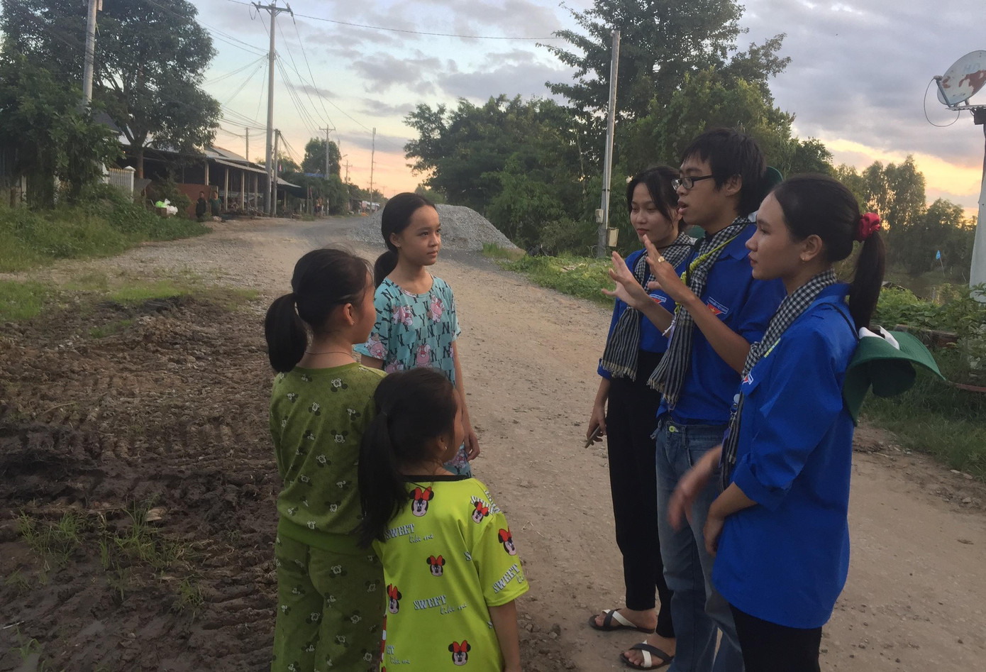 Bạn Nguyễn Văn Tình cùng 2 đồng đội nữ vận động học sinh đến lớp ôn tập hè