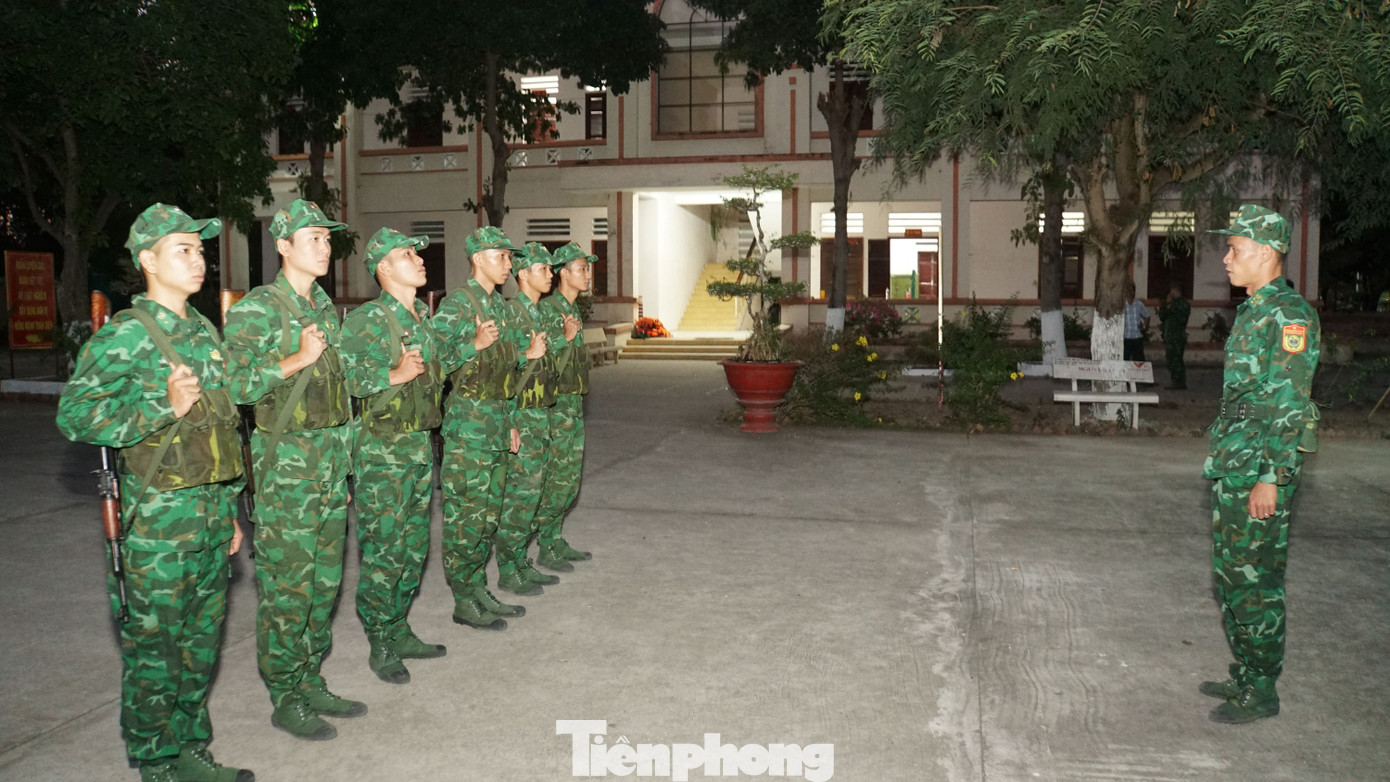 Những ngày Tết Giáp Thìn, chúng tôi theo chân các chiến sĩ biên phòng Đồn Vĩnh Nguơn thuộc Bộ đội Biên phòng (BĐBP) tỉnh An Giang tuần tra, kiểm soát tuyến biên giới, bảo vệ chủ quyền lãnh thổ và ngăn chặn các loại tội phạm. Ảnh: Hòa Hội