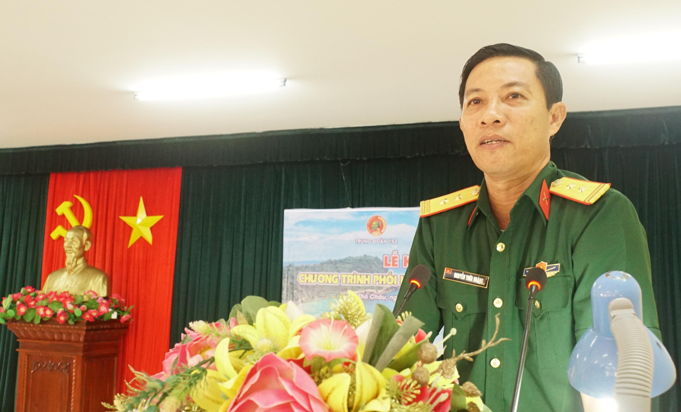 Trung tá Nguyễn Thừa Hoàng, Phó Chính ủy Trung đoàn 152 phát biểu. Ảnh: Hòa Hội
