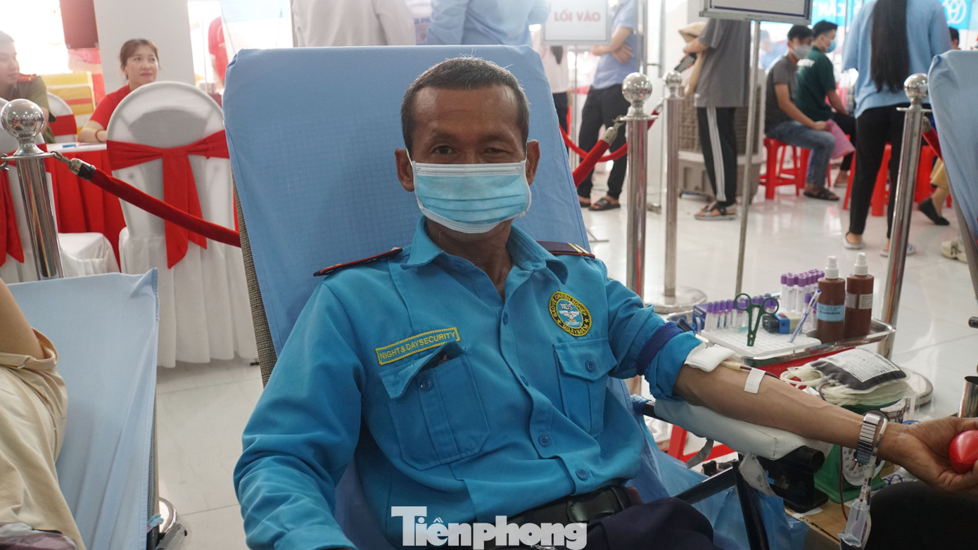 Ông Nguyễn Minh Dương (49 tuổi) nhân viên bảo vệ, trên đường đi làm thấy hoạt động hiến máu nên ghé vào tham gia. “Thời gian còn sớm nên tôi tranh thủ ghé vào đây hiến máu để giúp người cần máu”, ông Dương nói. Ảnh: Hoà Hội