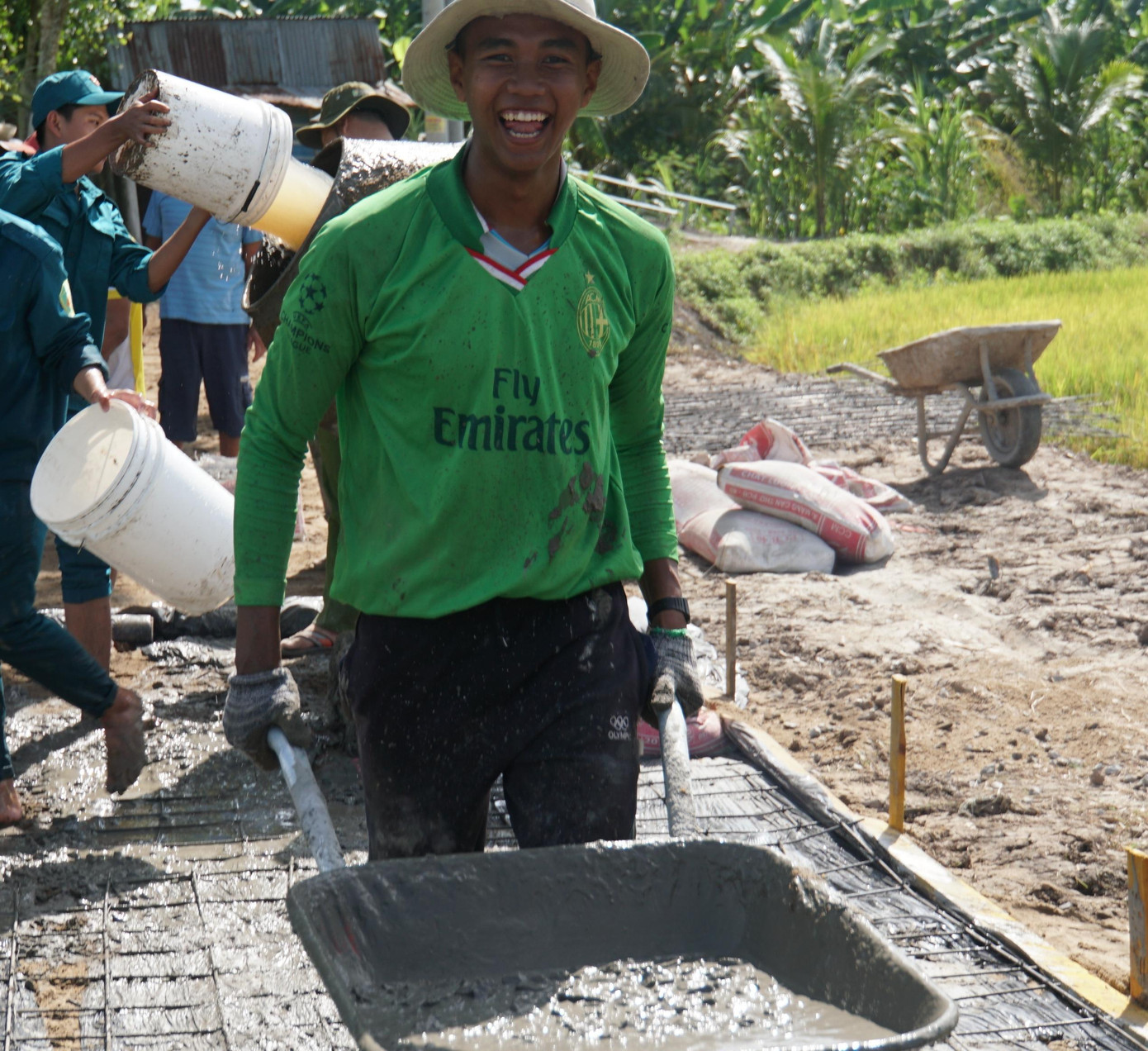 Tuy vất vả nhưng chiến sĩ vẫn tươi cười, nhiệt tình với công việc. - Ảnh: Hòa Hội