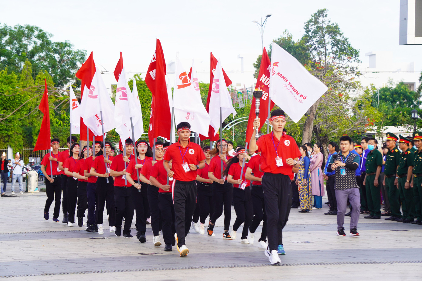Tình nguyện viên thực hiện nghi thức rước đuốc. Ảnh: PV. Tình nguyện viên thực hiện nghi thức rước đuốc. Ảnh: PV.