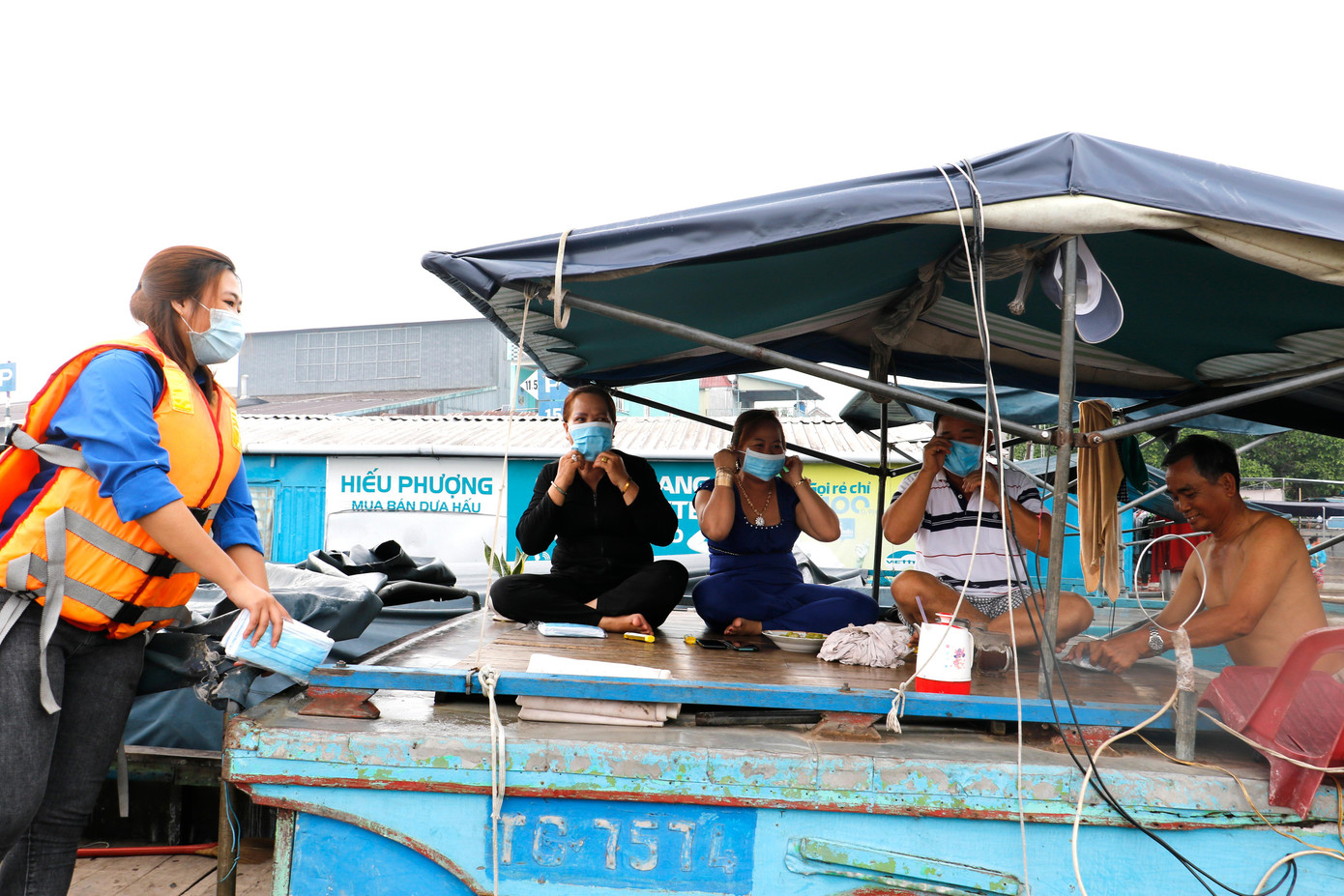 Tặng khẩu trang cho tiểu thương chợ nổi