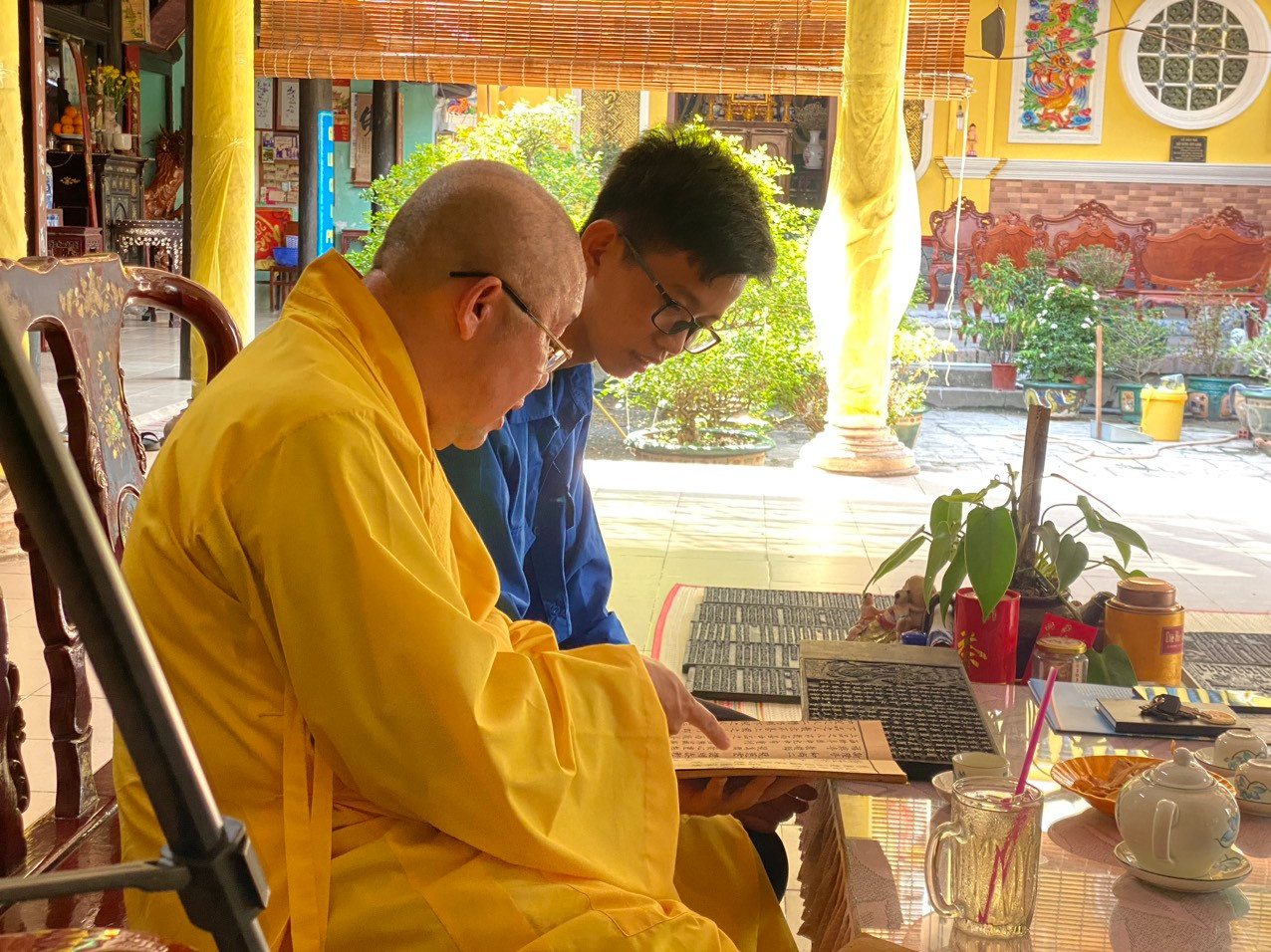 Sư trụ trì giới thiệu về ngôi chùa. Ảnh: Hòa Hội Sư trụ trì giới thiệu về ngôi chùa. Ảnh: Hòa Hội