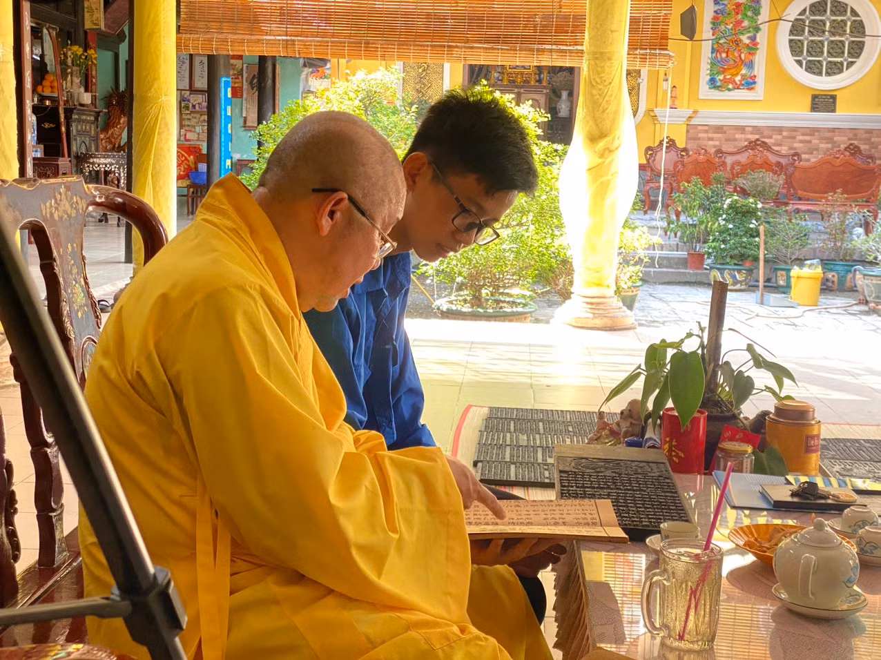 Sư trụ trì giới thiệu về ngôi chùa. Ảnh: Hòa Hội