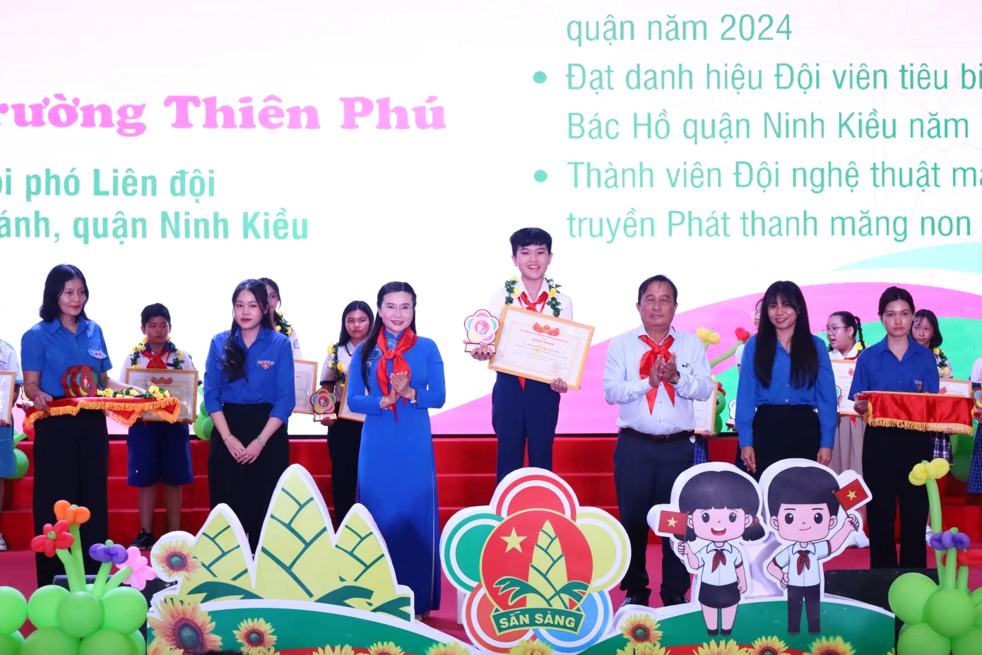 Chị Nguyễn Phạm Duy Trang - Bí thư Trung ương Đoàn, Chủ tịch Hội đồng Đội Trung ương tuyên dương gương Cháu ngoan Bác Hồ tiêu biểu.