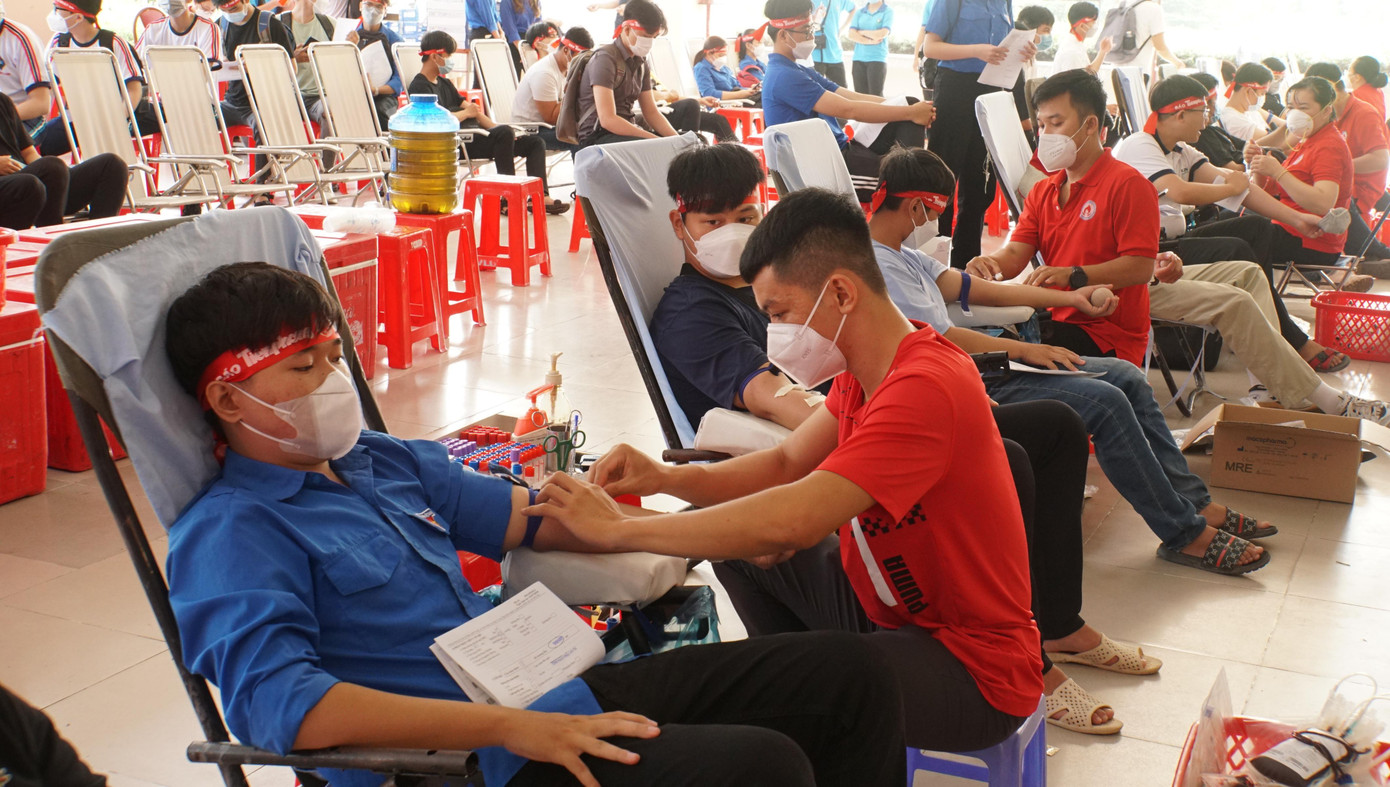 Tình nguyện viên hỗ trợ bạn tham gia hiến máu. - Ảnh: Hòa Hội Tình nguyện viên hỗ trợ bạn tham gia hiến máu. - Ảnh: Hòa Hội