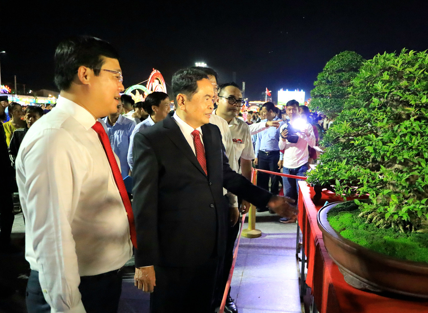 Phó Chủ tịch Thường trực Quốc hội Trần Thanh Mẫn tham quan hoa kiểng trưng bày tại Festival. Ảnh: PV.
