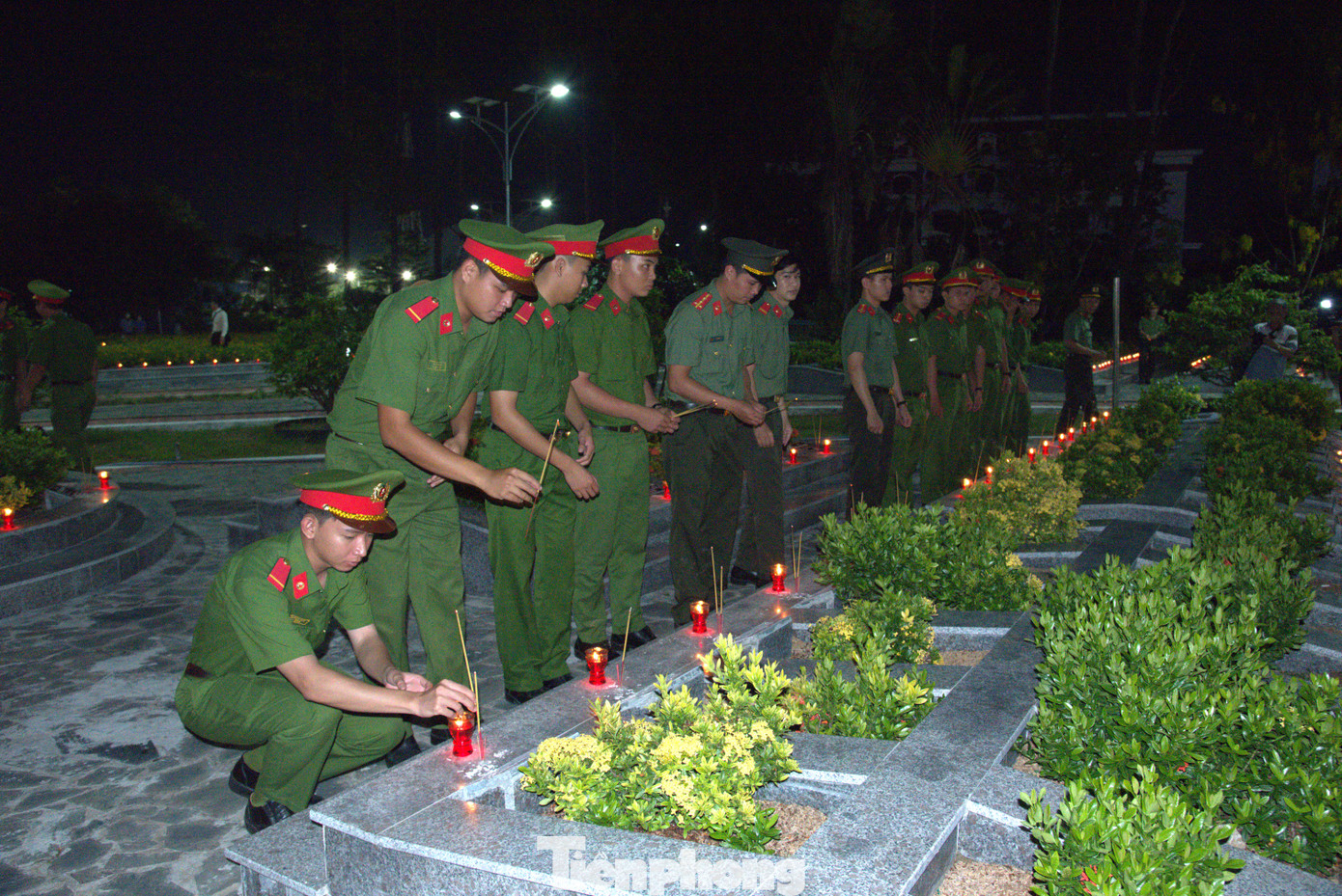 Chiến sĩ công an thắp nhang anh hùng liệt sĩ. Ảnh: Hòa Hội