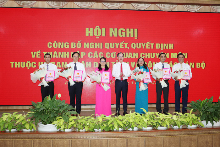 Quyền Chủ tịch UBND tỉnh Đồng Tháp Trần Trí Quang trao quyết định và hoa chúc mừng các Giám đốc Sở, ngành tỉnh. Ảnh: N. Ánh