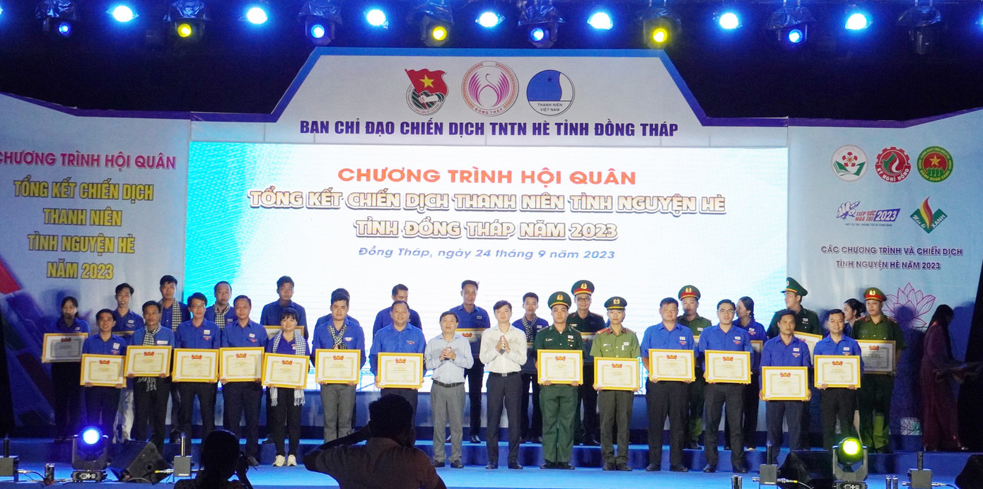 Bí thư T.Ư Đoàn, Chủ tịch T.Ư Hội Sinh viên Việt Nam Nguyễn Minh Triết và Phó Bí thư Thường trực Tỉnh ủy – Chủ tịch HĐND tỉnh Đồng Tháp Phan Văn Thắng tặng bằng khen cho các đơn vị, cá nhân xuất sắc trong Chiến dịch Thanh niên tình nguyện hè. Ảnh: TĐ ĐT Bí thư T.Ư Đoàn, Chủ tịch T.Ư Hội Sinh viên Việt Nam Nguyễn Minh Triết và Phó Bí thư Thường trực Tỉnh ủy – Chủ tịch HĐND tỉnh Đồng Tháp Phan Văn Thắng tặng bằng khen cho các đơn vị, cá nhân xuất sắc trong Chiến dịch Thanh niên tình nguyện hè. Ảnh: TĐ ĐT