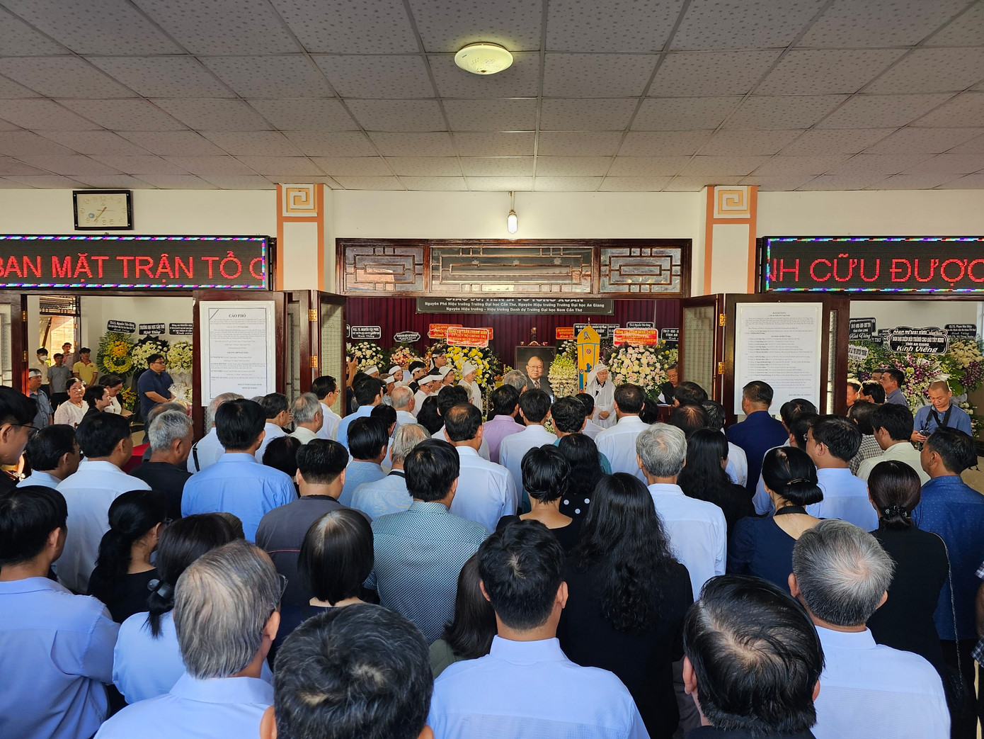 Nhiều người đến viếng, tiễn đưa GS Võ Tòng Xuân về nơi an nghỉ cuối cùng. Ảnh: Hòa Hội Nhiều người đến viếng, tiễn đưa GS Võ Tòng Xuân về nơi an nghỉ cuối cùng. Ảnh: Hòa Hội