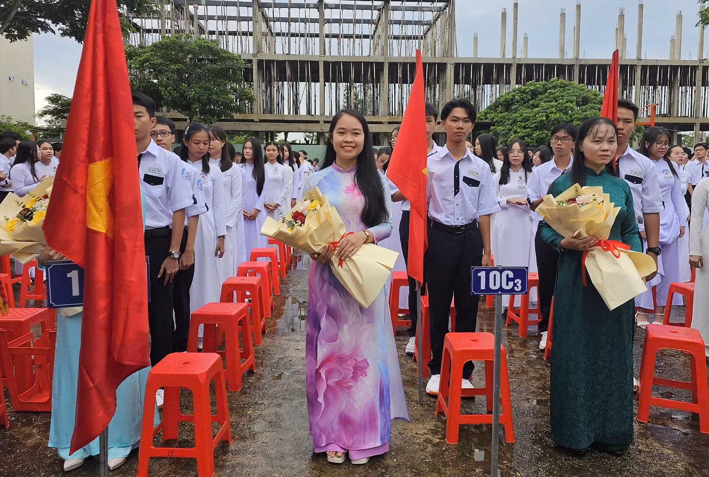 Giáo viên trẻ háo hức ngày khai giảng. Ảnh: Hòa Hội