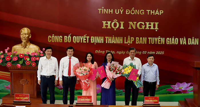 Thường trực Tỉnh ủy Đồng Tháp trao quyết định và tặng hoa chúc mừng lãnh đạo Ban Tuyên giáo và Dân vận Tỉnh ủy. Ảnh: Việt Tiến.
