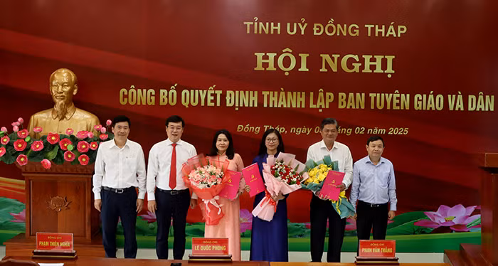 Thường trực Tỉnh ủy Đồng Tháp trao quyết định và tặng hoa chúc mừng lãnh đạo Ban Tuyên giáo và Dân vận Tỉnh ủy. Ảnh: Việt Tiến. Thường trực Tỉnh ủy Đồng Tháp trao quyết định và tặng hoa chúc mừng lãnh đạo Ban Tuyên giáo và Dân vận Tỉnh ủy. Ảnh: Việt Tiến.