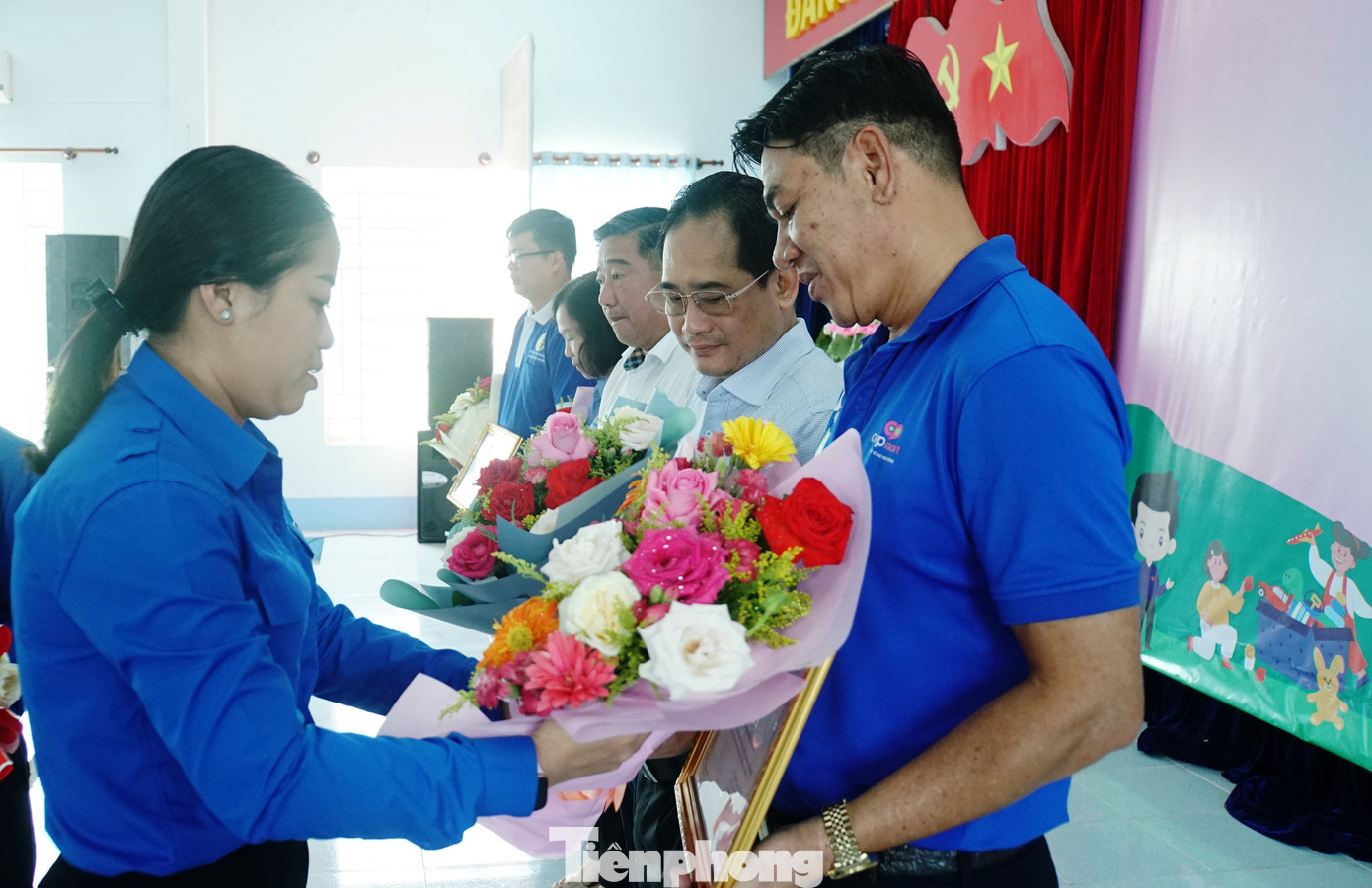 Chị Lư Thị Ngọc Anh - Bí thư Thành Đoàn Cần Thơ tặng hoa tri ân các đơn vị tài trợ, đồng hành cùng chương trình. Ảnh: Hòa Hội