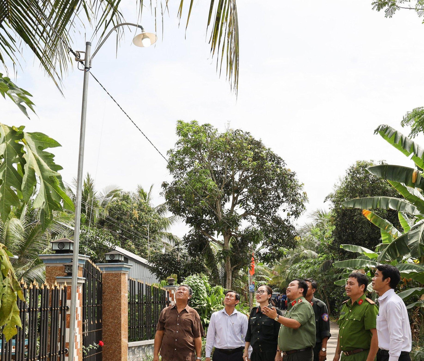 Đoàn thanh niên công an TP Cần Thơ bàn giao công trình thắp sáng đường quê cho người dân