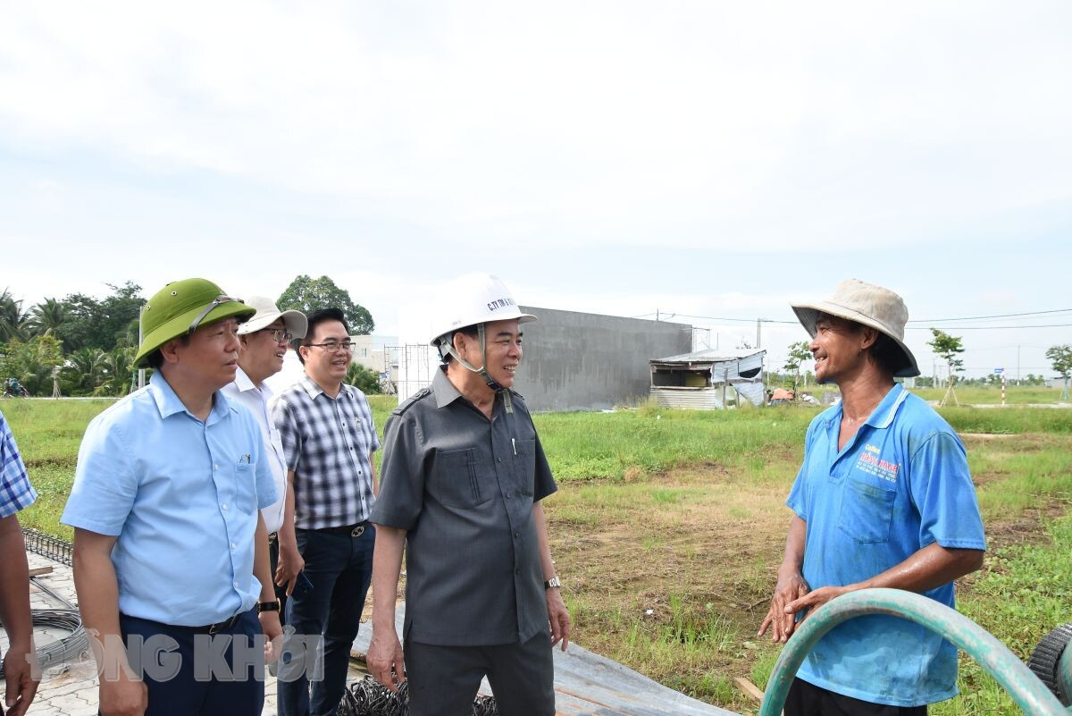Lãnh đạo tỉnh Bến Tre trò chuyện với người dân khu tái định cư phục vụ Khu công nghiệp Phú Thuận.