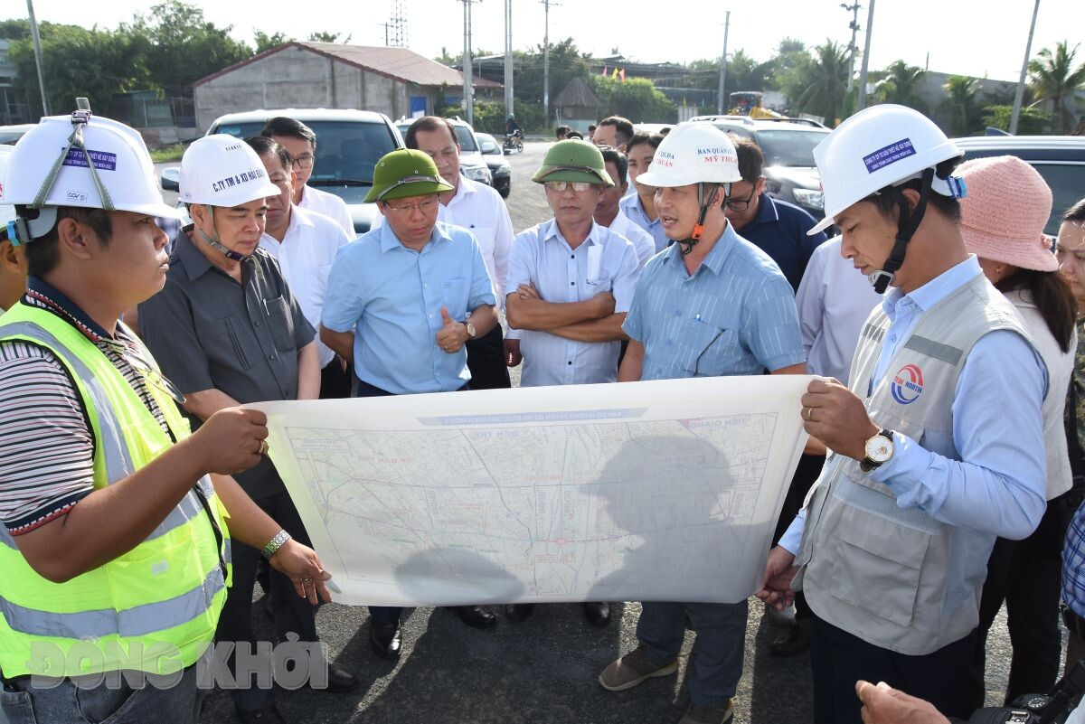 Lãnh đạo tỉnh Bến Tre kiểm tra công trường dự án cầu Rạch Miễu 2. Ảnh: BĐK.