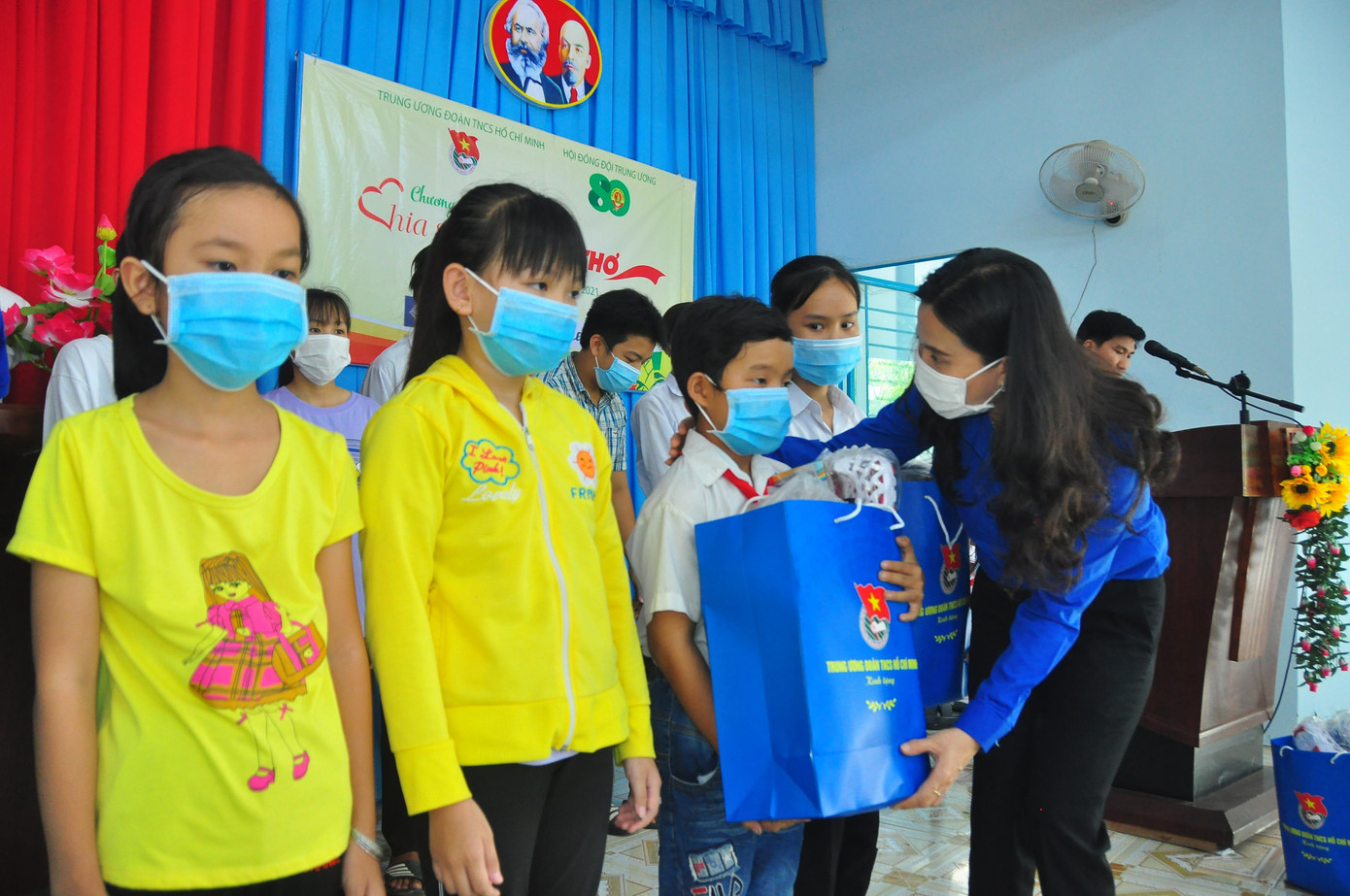 Chị Trang tặng quà cho các em học sinh