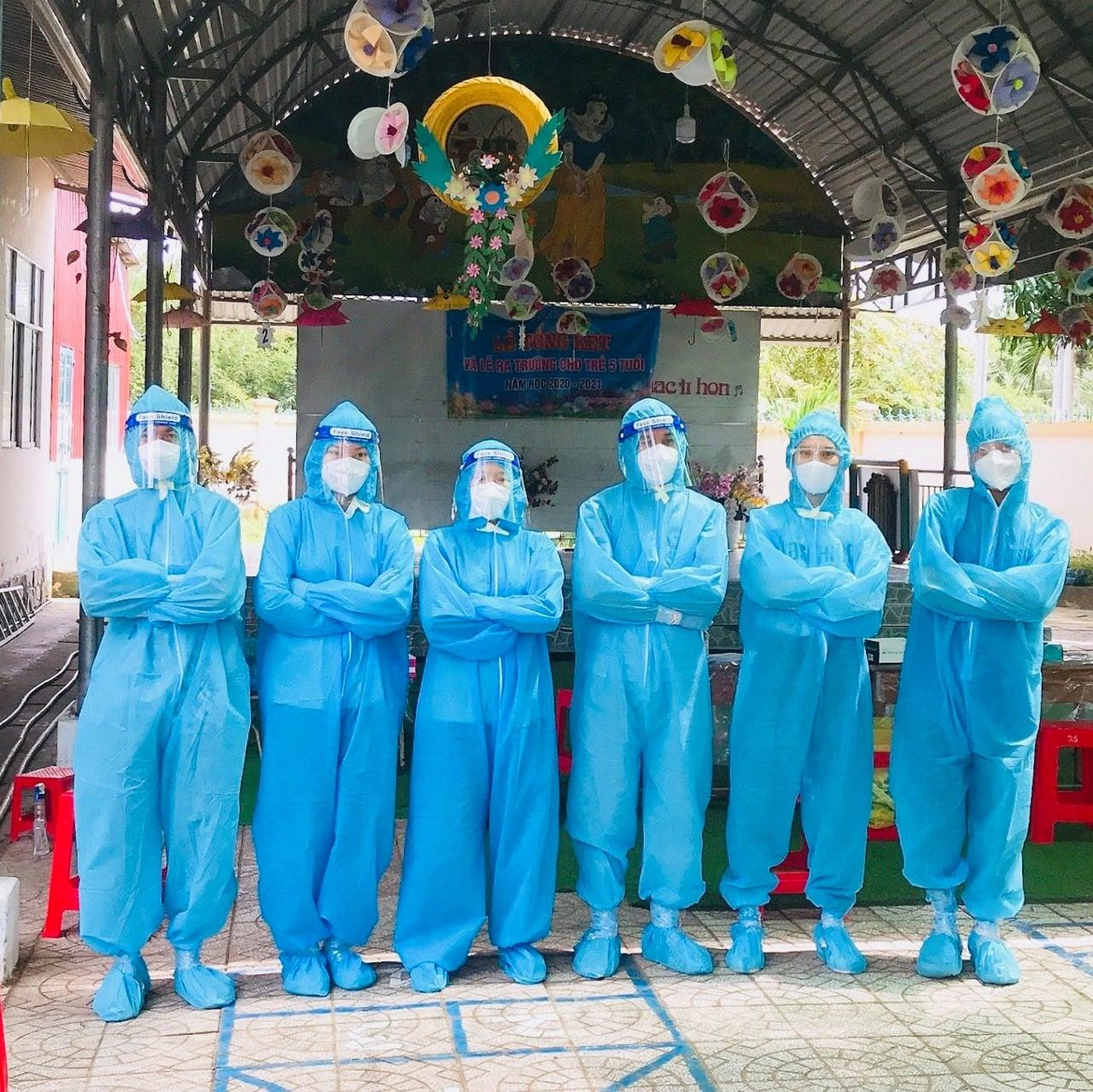 Huyền Trần (thứ 3 từ trái sang) cùng đồng đội Huyền Trần (thứ 3 từ trái sang) cùng đồng đội