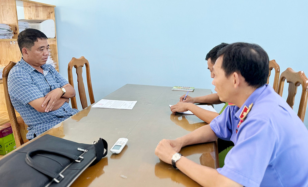 Lực lượng chức năng làm việc với bị can Lăng Thanh Phong. Lực lượng chức năng làm việc với bị can Lăng Thanh Phong.