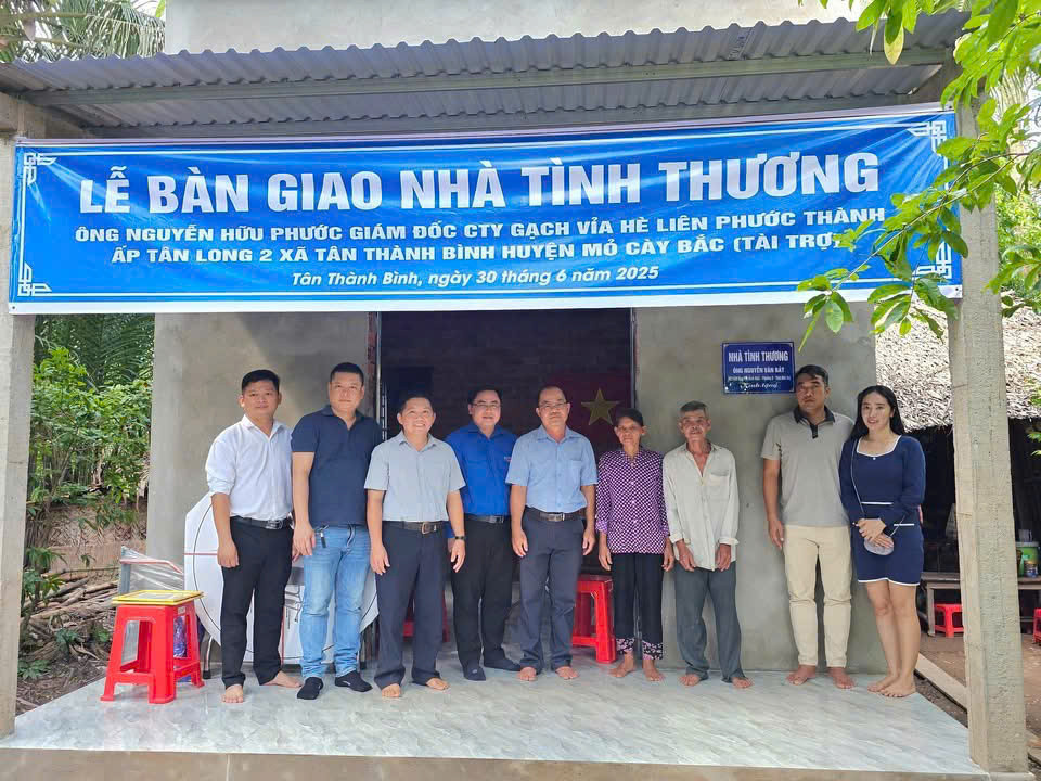 Tỉnh đoàn Bến Tre bàn giao nhà tình thương cho gia đình ông Nguyễn Văn Dũng.