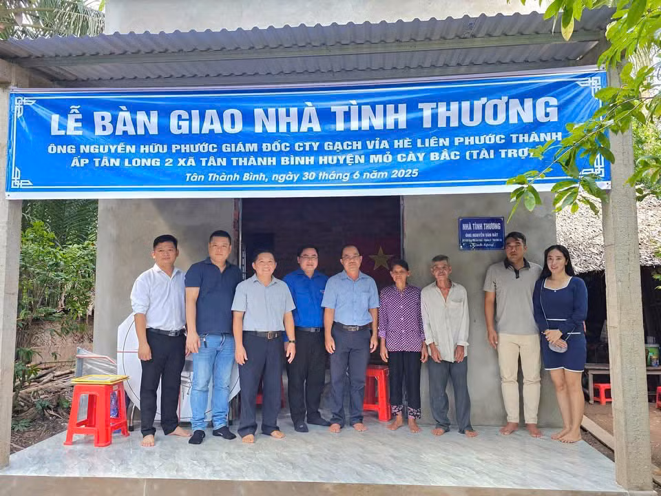 Tỉnh đoàn Bến Tre bàn giao nhà tình thương cho gia đình ông Nguyễn Văn Dũng. Tỉnh đoàn Bến Tre bàn giao nhà tình thương cho gia đình ông Nguyễn Văn Dũng.